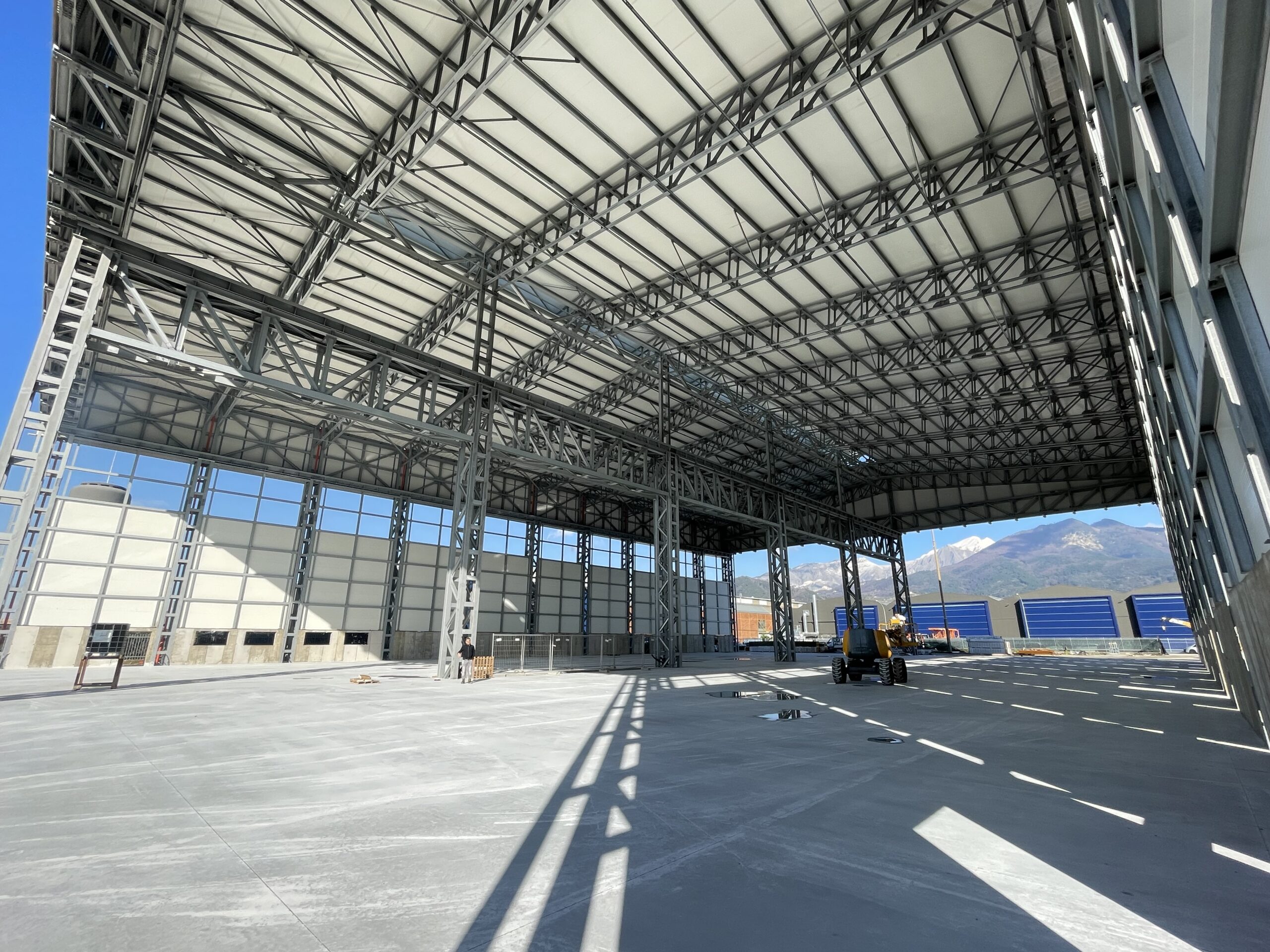 Powermarine Shipyard &mdash; vista interna del capannone verso le montagne