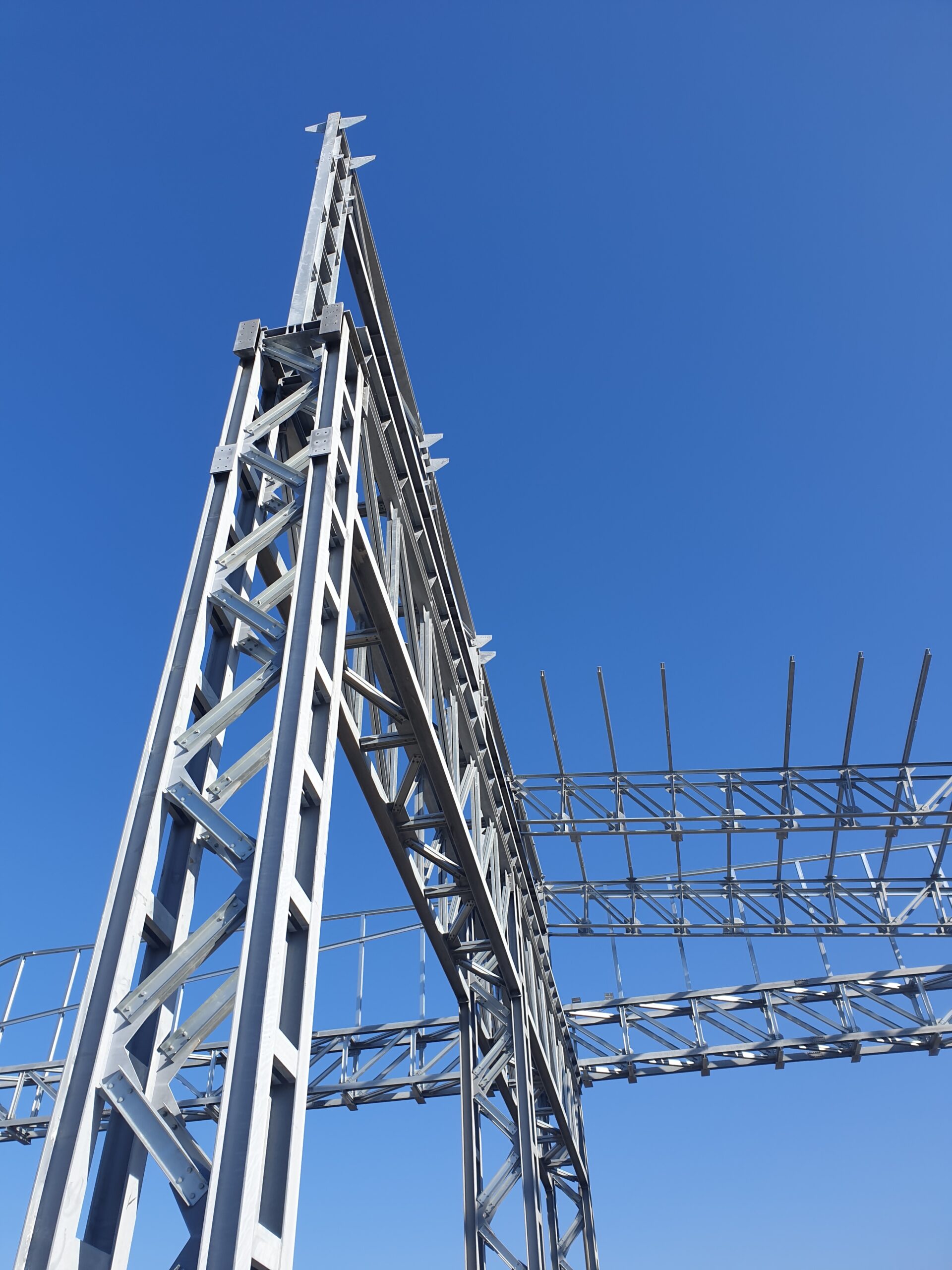 Powermarine Shipyard &mdash; dettaglio del nodo di colmo in carpenteria metallica